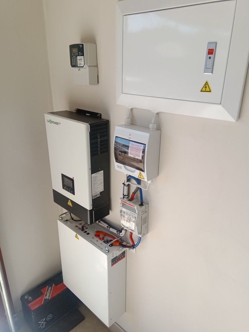 Hybrid inverter with wall-mounted LiFePO4 battery